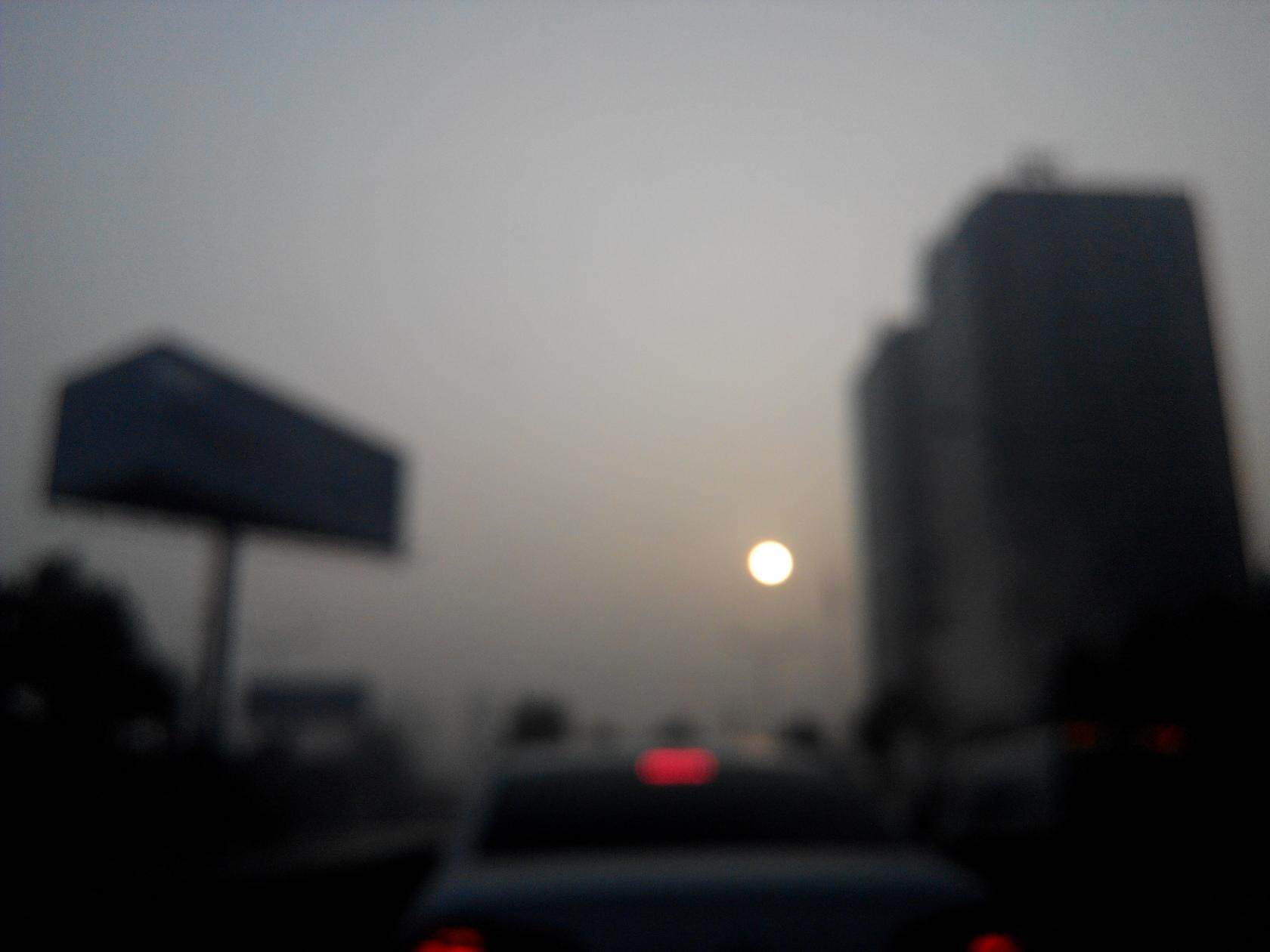 長時間黑暗環境玩手機會導致眼睛失明?來看看專家怎么說