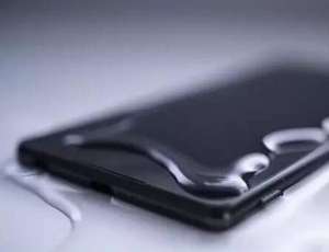 下雨天出門手機濕了怎么辦？進水如何清理