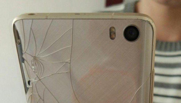 拆爆電池、拆爆液晶，選擇手機維修需注意