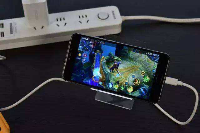 玩機(jī)達(dá)人：手機(jī)邊充電邊玩，消耗的電量是來(lái)自電池還是充電器呢？